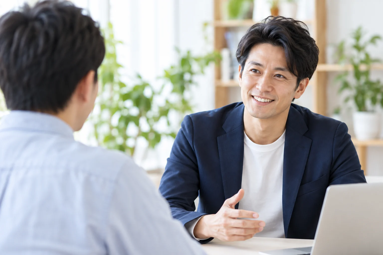 相談の場で笑顔を見せる男性FP